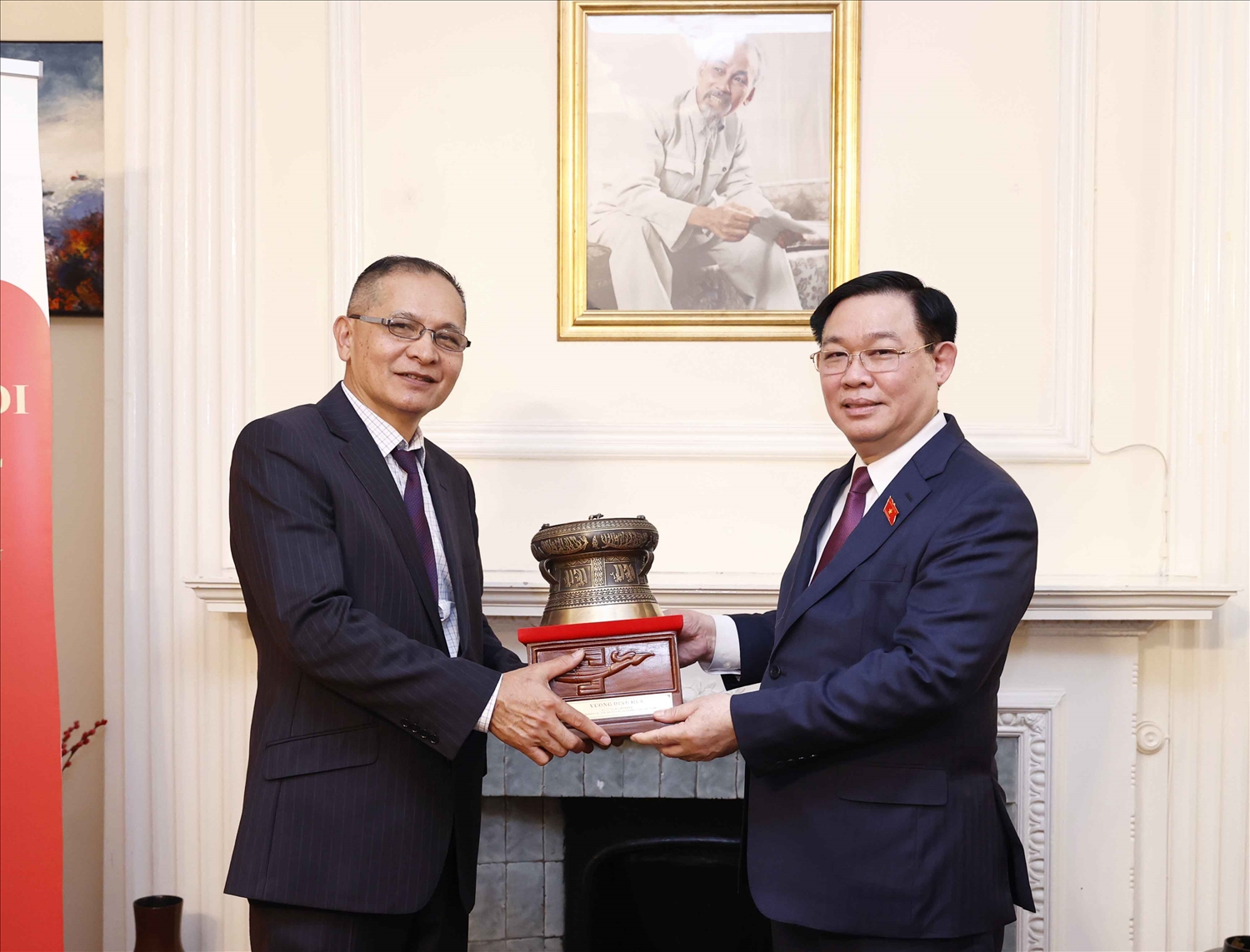 Chủ tịch Quốc hội Vương Đình Huệ tặng quà cán bộ, nhân viên Đại sứ quán và cộng đồng người Việt tại Vương quốc Anh 