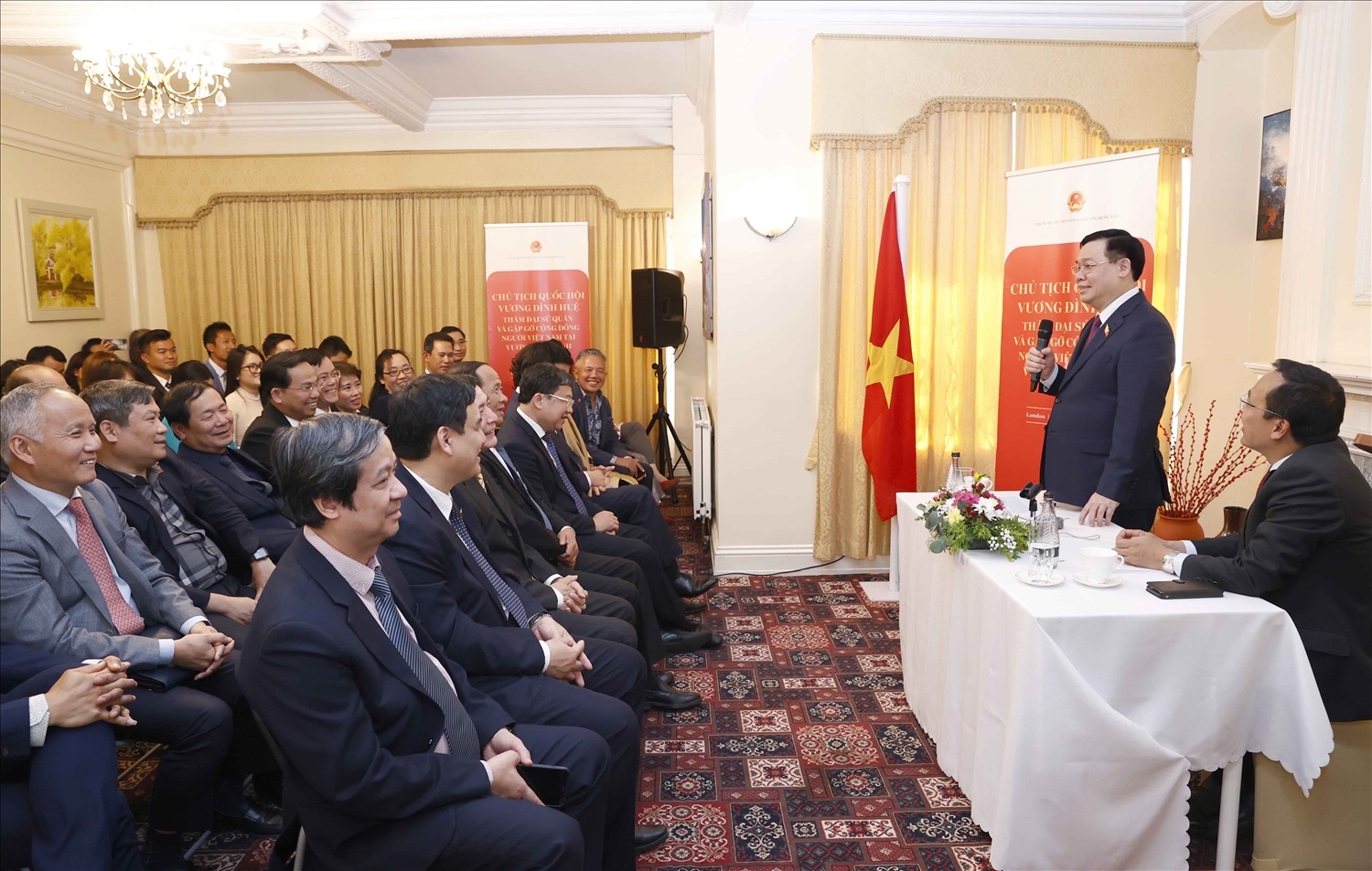 Chủ tịch Quốc hội Vương Đình Huệ thăm Đại sứ quán và gặp gỡ cộng đồng người Việt tại Anh 1