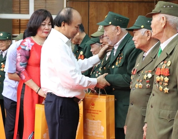 Chủ tịch nước Nguyễn Xuân Phúc tặng quà cựu chiến sĩ Điện Biên. Ảnh minh họa