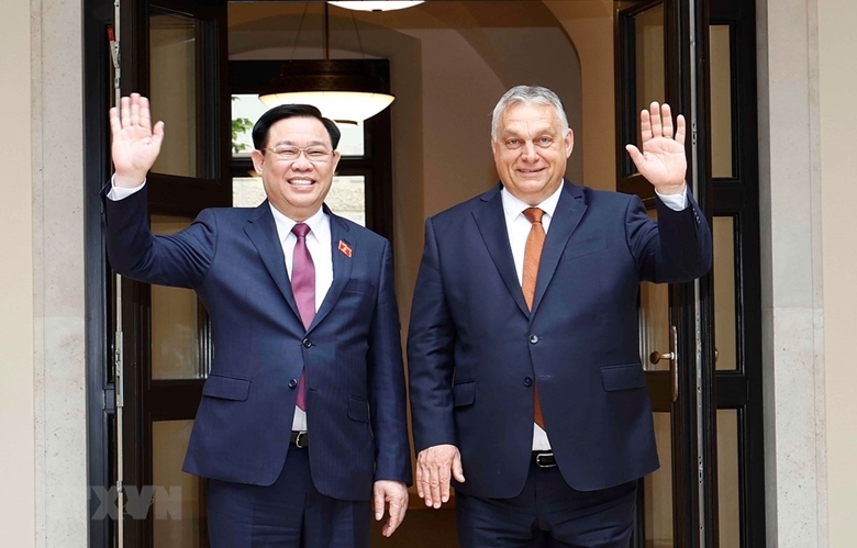 Chủ tịch Quốc hội Vương Đình Huệ và Thủ tướng Hungary Viktor Orban chụp ảnh chung. (Ảnh: Doãn Tấn/TTXVN) 