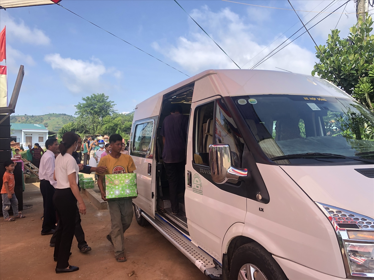 Các hộ dân lên xe chuẩn bị xuất phát về huyện Ia H’Drai