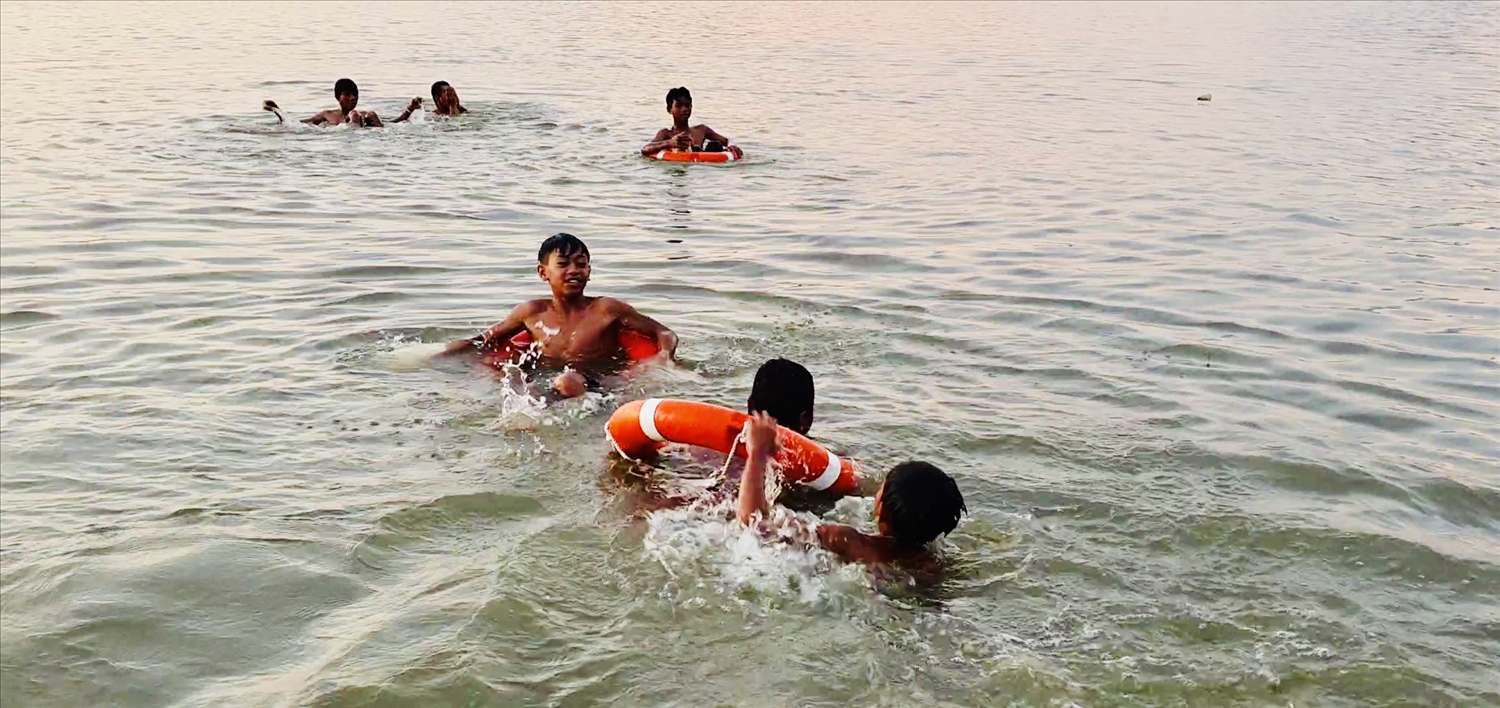 Trẻ em Tây Nguyên thường vui chơi ở sông, suối