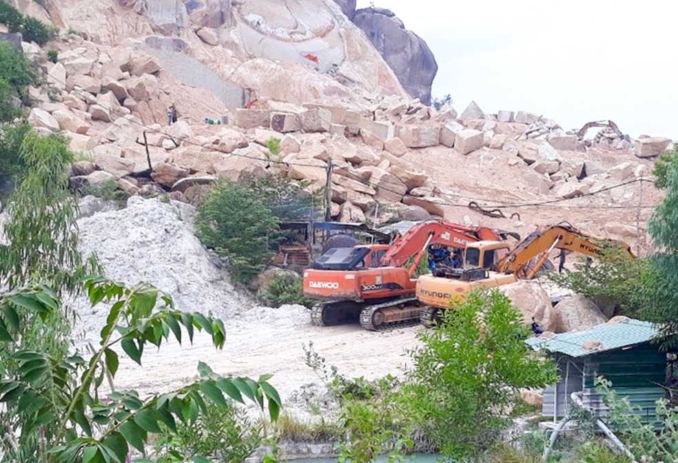 Các đối tượng đưa nhiều phương tiện, máy móc vào khu vực núi Hòn Chà để khai thác đá trái phép