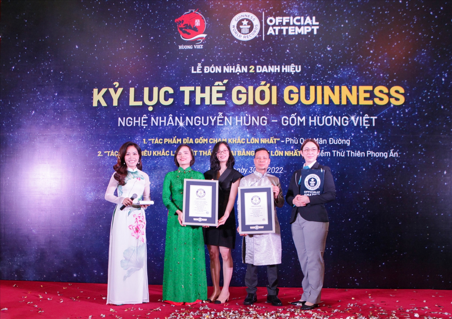 Nghệ nhân Nguyễn Hùng nhận danh hiệu từ Đại diện Tổ chức Guinness
