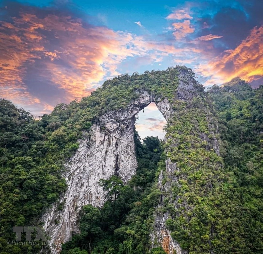 Núi thủng, người dân còn gọi là cổng trời ở xã Ngũ Lão, huyện Hòa An. (Ảnh: TTXVN)