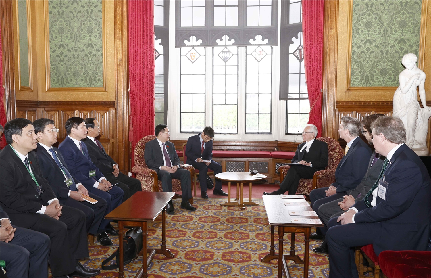 Chủ tịch Quốc hội Vương Đình Huệ hội đàm với Chủ tịch Thượng viện Anh 1