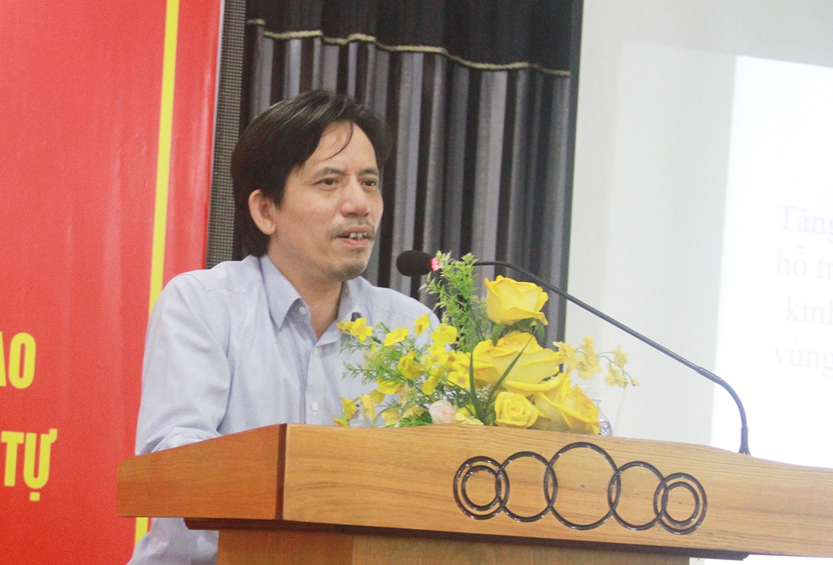 Tiến sĩ Nguyễn Ngọc Hà, Giám đốc Trung tâm Công nghệ thông tin, Ủy Ban Dân tộc trình bày chuyên đề