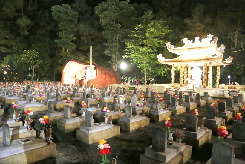 Nghĩa trang Liệt sĩ Quốc gia Trường Sơn đã được đầu tư hệ thống âm thanh, ánh sang để phục vụ thân nhân, du khách về viếng vào ban đêm