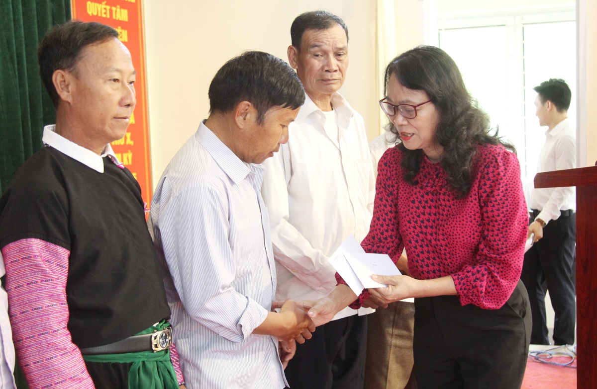 Thứ trưởng Hoàng Thị Hạnh tặng quà cho Người có uy tín ở xã Lóng Luông