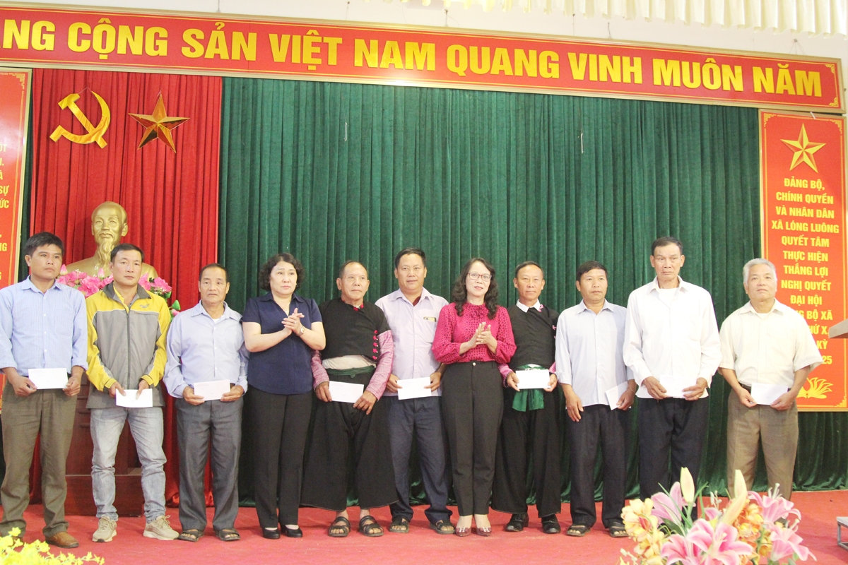 Thứ trưởng, Phó Chủ nhiệm Hoàng Thị Hạnh và Phó Chủ tịch Thường trực UBND tỉnh Sơn La Tráng Thị Xuân tặng quà cho Người có uy tín xã Lóng Luông