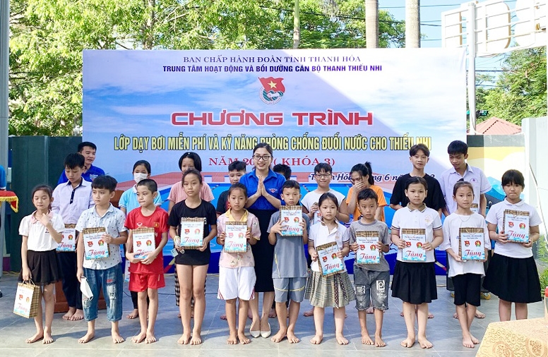 Lãnh đạo Tỉnh đoàn trao các phần quà cho các em thiếu nhi tham gia lớp dạy học bơi miễn phí