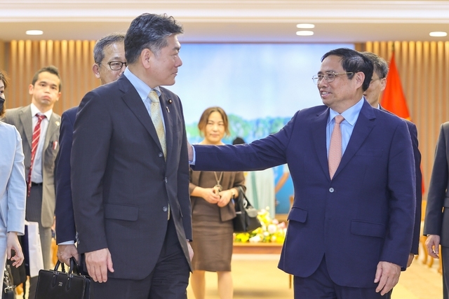 Thủ tướng Phạm Minh Chính đề nghị Bộ trưởng Bộ Tư pháp Nhật Bản Furukawa Yoshihisa tiếp tục quan tâm ủng hộ và thúc đẩy phát triển hơn nữa hợp tác giữa Bộ Tư pháp hai nước - Ảnh: VGP/Nhật Bắc