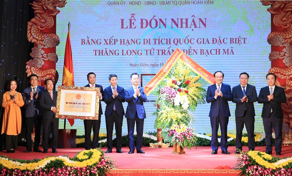 Lãnh đạo thành phố Hà Nội tặng hoa chúc mừng quận Hoàn Kiếm tại Lễ đón nhận bằng Di tích quốc gia đặc biệt Thăng Long tứ trấn-Đền Bạch Mã. 