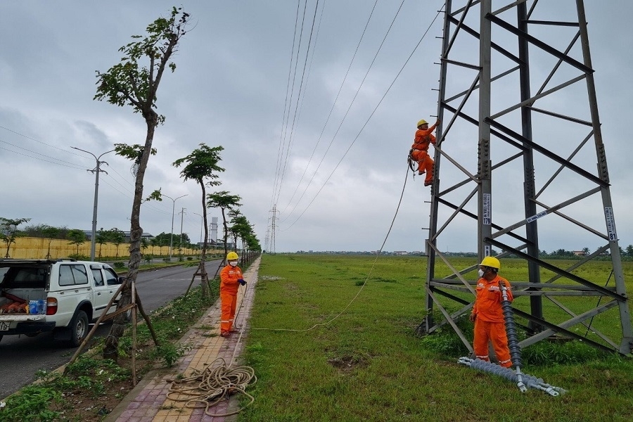 Duy tu, sửa chữa điện lưới 110 KV để bảo đảm cấp điện an toàn 