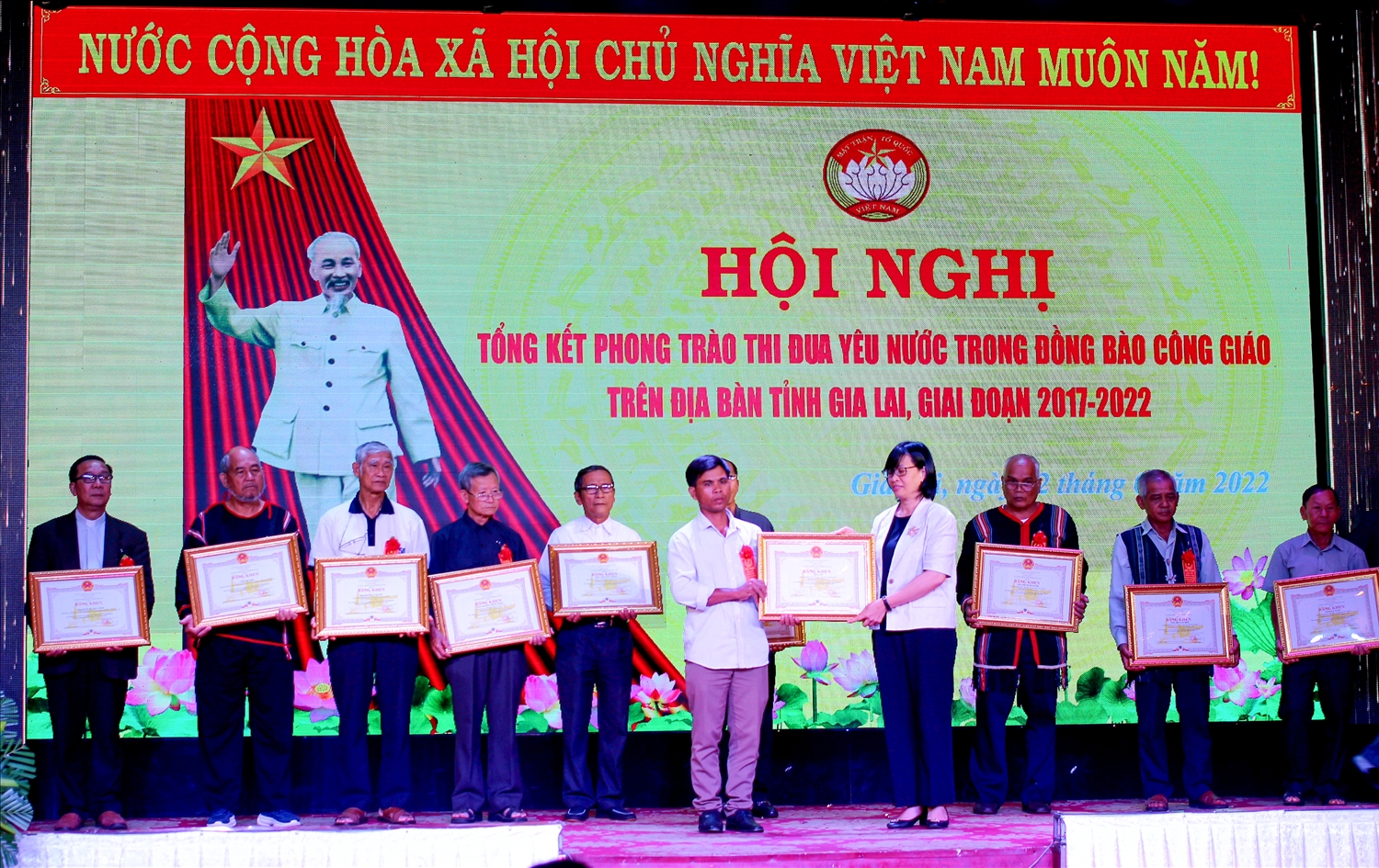 Lãnh đạo UBND tỉnh Gia Lai tặng Bằng khen cho các cá nhân đã có thành tích xuất sắc trong phong trào thi đua yêu nước trên địa bàn tỉnh, giai đoạn 2017-2022