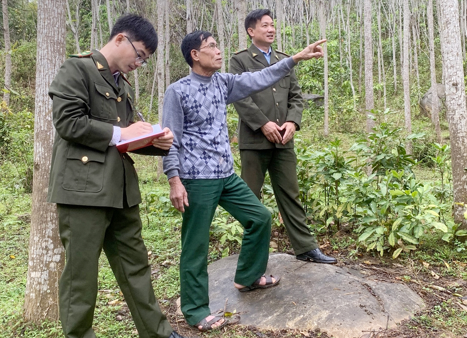 Ông Hà Văn Thại, bản Lát, xã Tam Chung (Mường Lát) tích cực vận động đồng bào phối hợp với lực lượng kiểm lâm đi tuần tra, bảo vệ rừng