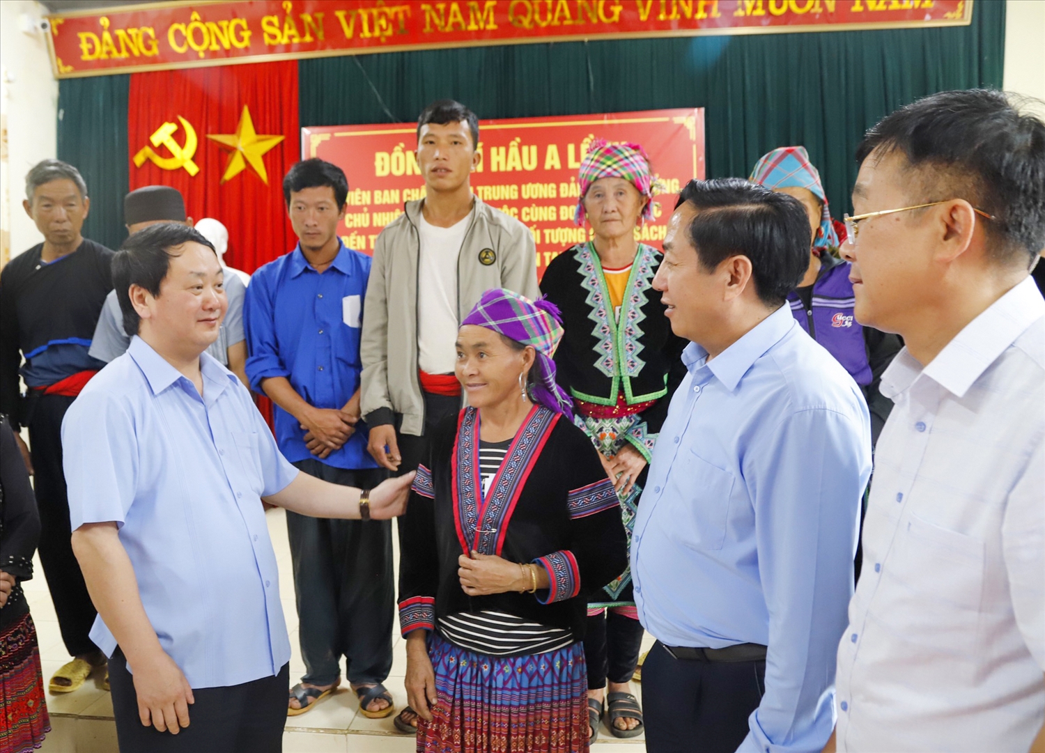 Bộ trưởng, Chủ nhiệm Uỷ ban Dân tộc Hầu A Lềnh trò chuyện với lãnh đạo huyện, xã và người dân xã Giang Ma