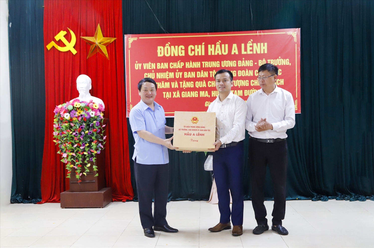 Bộ trưởng, Chủ nhiệm Uỷ ban Dân tộc Hầu A Lềnh tặng quà cho tập thể xã Giang Ma