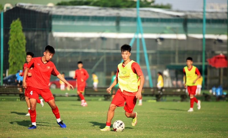 Văn Trường (áo vàng) tập luyện với tuyển U19 Việt Nam. Ảnh: VFF