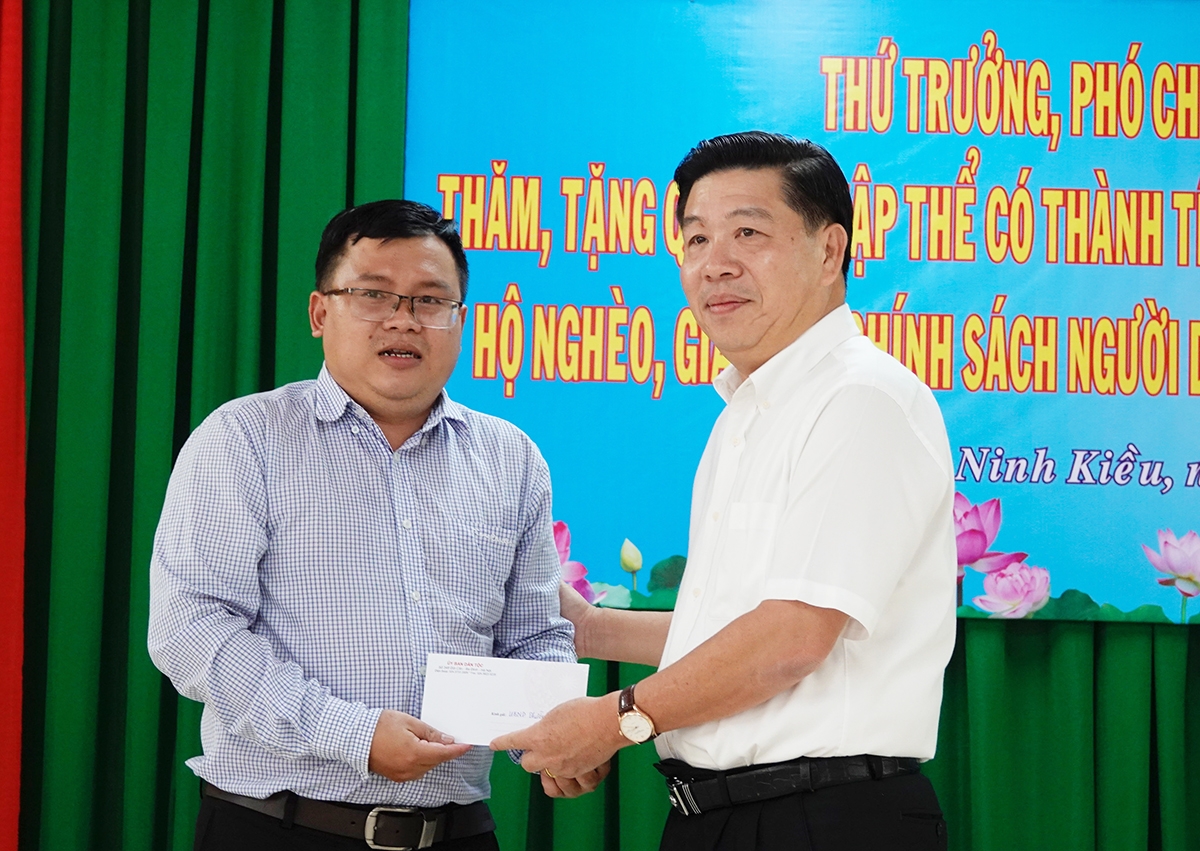 Thứ trưởng, Phó Chủ nhiệm UBDT Lê Sơn Hải trao quà cho tập thể phường Tân An