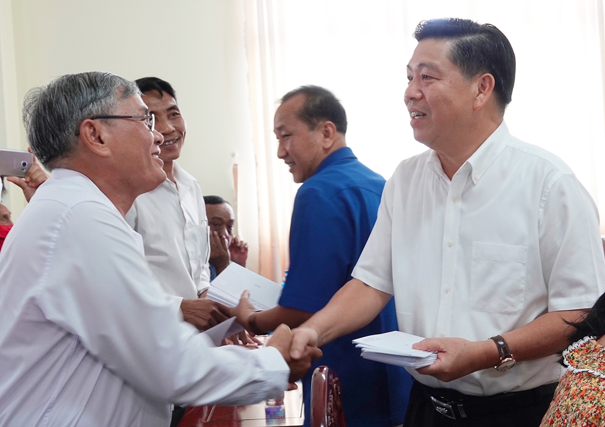 Thứ trưởng, Phó Chủ nhiệm UBDT Lê Sơn Hải trao quà cho người có uy tín, hộ nghèo, gia đình chính sách người DTTS