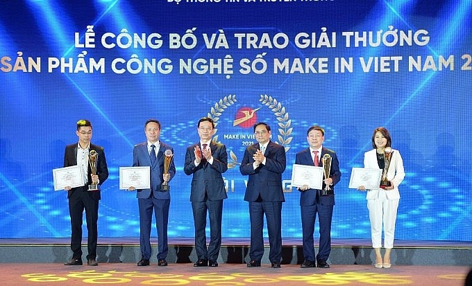 Thủ tướng Phạm Minh Chính và Bộ trưởng Bộ Thông tin và Truyền thông trao giải thưởng cho 4 doanh nghiệp đoạt giải Vàng công nghệ số Make in Vietnam 2021. Ảnh minh họa