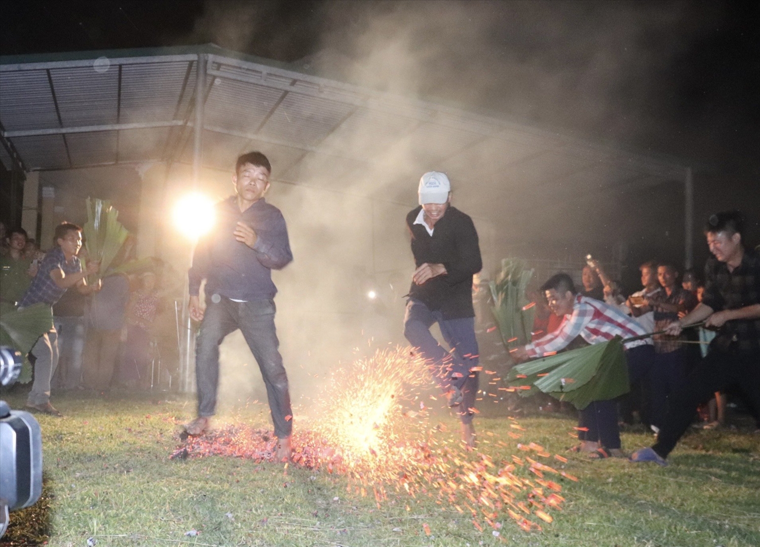 Nghi lễ tắm lửa của đồng bào dân tộc Cao Lan thôn Động Sơn, xã Chân Sơn huyện Yên Sơn, tỉnh Tuyên Quang