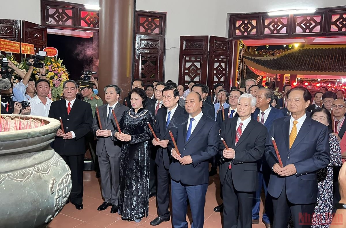 Chủ tịch nước Nguyễn Xuân Phúc và các lãnh đạo, nguyên lãnh đạo Đảng, Nhà nước dâng hương tại Đền thờ Cụ Nguyễn Đình Chiểu