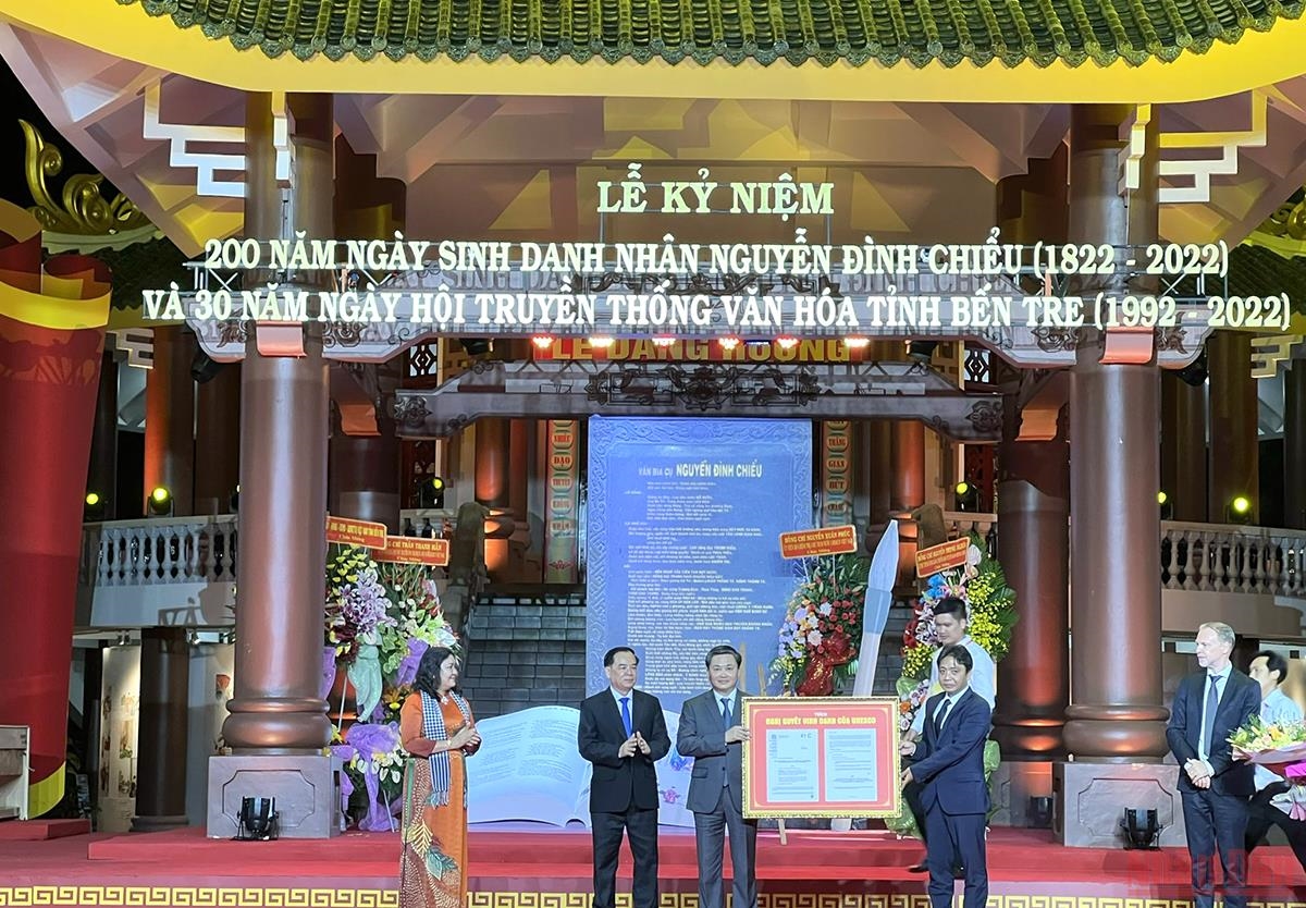 Lãnh đạo tỉnh Bến Tre đón nhận Nghị quyết vinh danh Danh nhân Nguyễn Đình Chiểu