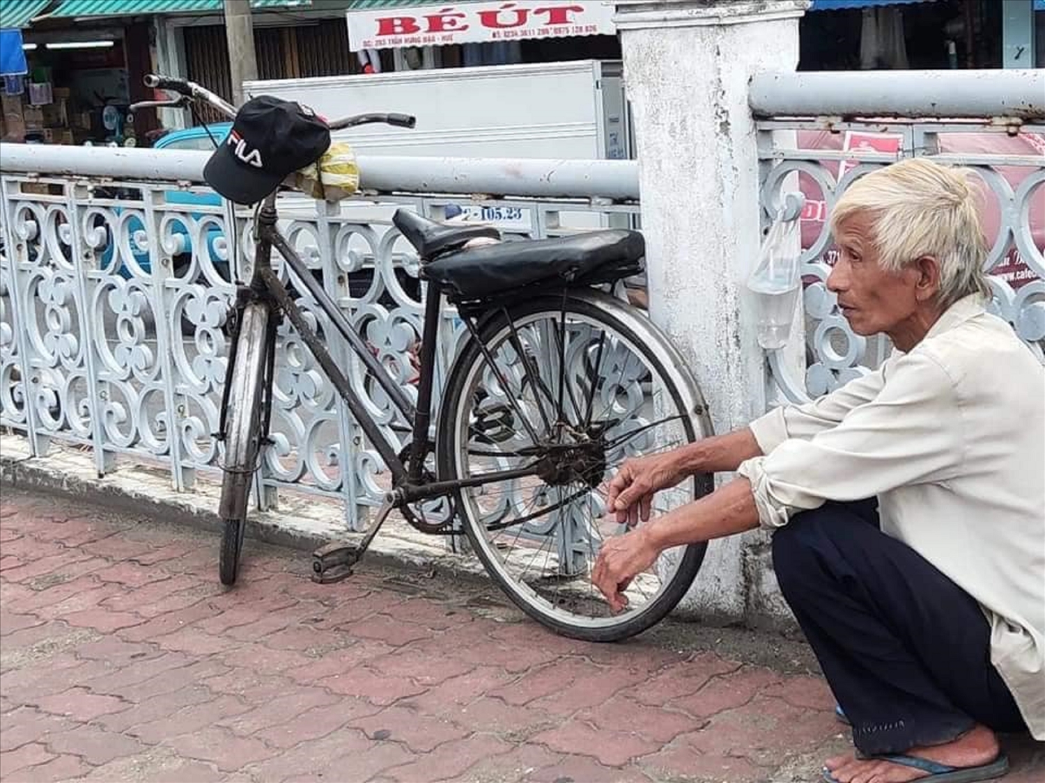 Ông Minh 75 tuổi ở Vỹ Dạ, Huế bên chiếc xe đạp thồ vắng người đi