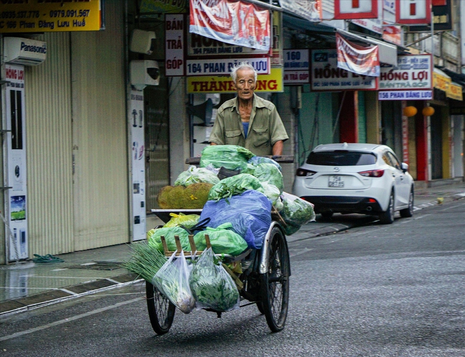 Không chỉ có xe đạp thồ, nhiều người cao tuổi ở Huế vẫn hành nghề đạp xích lô chở hàng. (Ảnh Huế ơi)