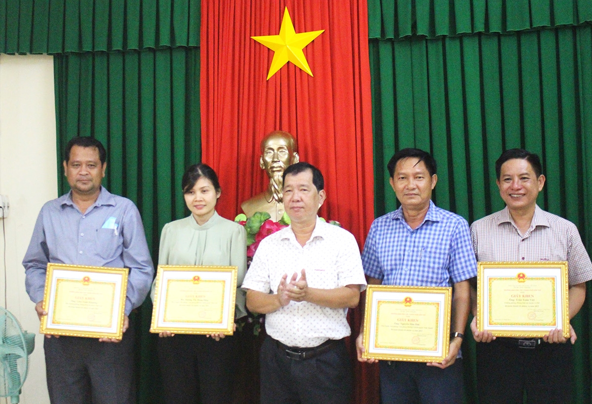 Ông Lê Trung Kiên (ở giữa) Trưởng Ban Dân tộc TP. Cần Thơ trao Giấy khen cho các tập thể, cá nhân có thành tích trong thực hiện công tác dân tộc