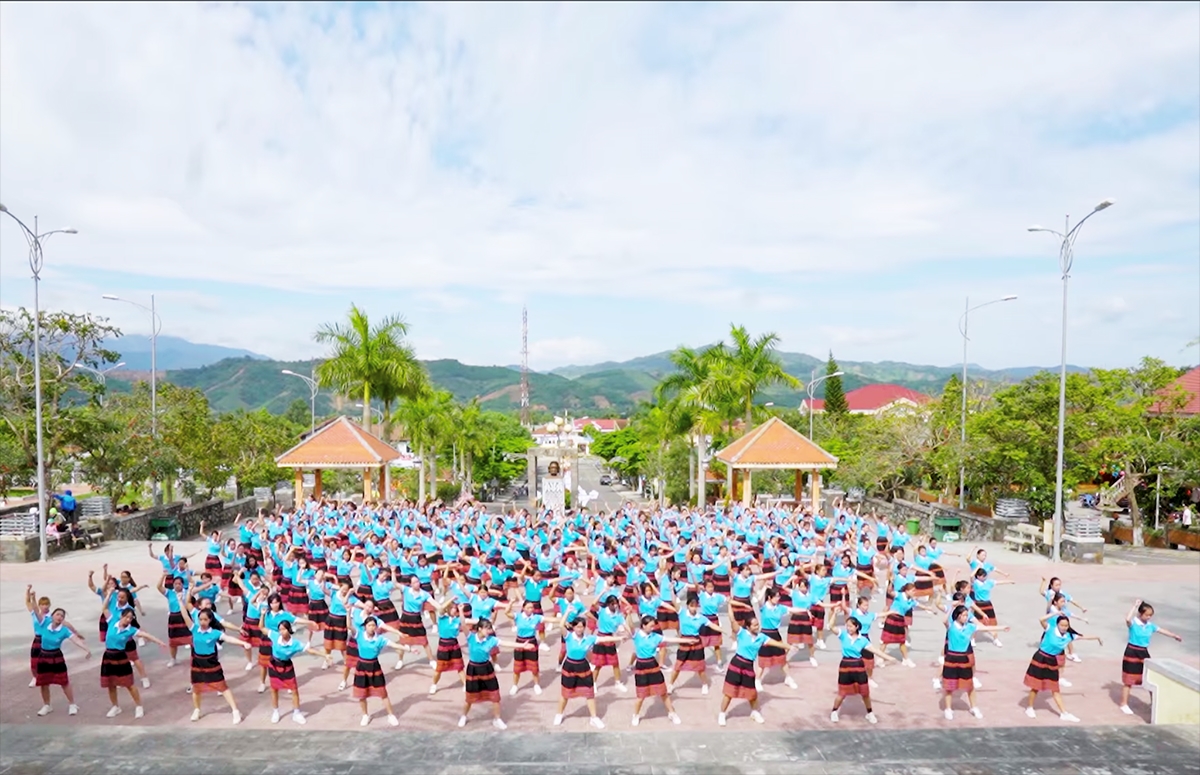 Tiết mục dân vũ của Hội LHPN huyện A Lưới, tỉnh Thừa Thiên Huế