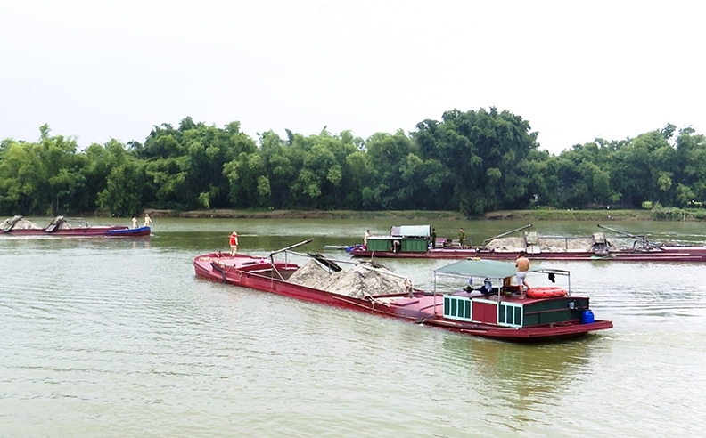 Hiện trường vụ khai thác cát trái phép ở ngã ba giao nhau giữa sông Lam và sông La thuộc xã Tùng Châu, huyện Đức Thọ, tỉnh Hà Tĩnh
