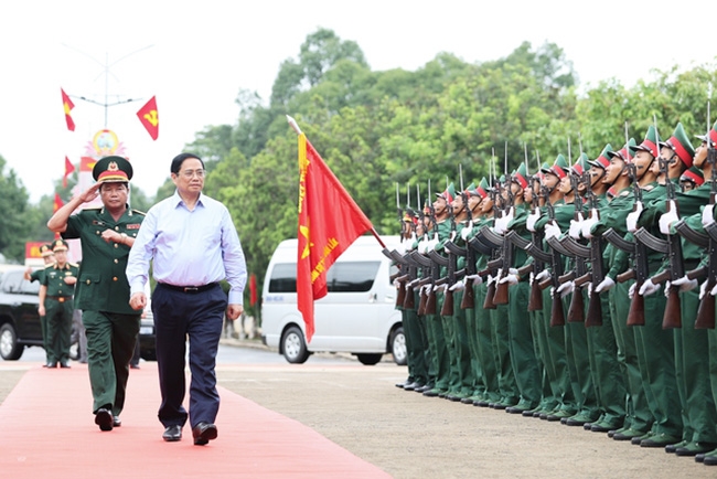 Thủ tướng Chính phủ Phạm Minh Chính đã tới thăm, làm việc, động viên cán bộ, chiến sĩ Bộ Chỉ huy Quân sự tỉnh Đắk Lắk. (Ảnh VGP/Nhật Bắc)