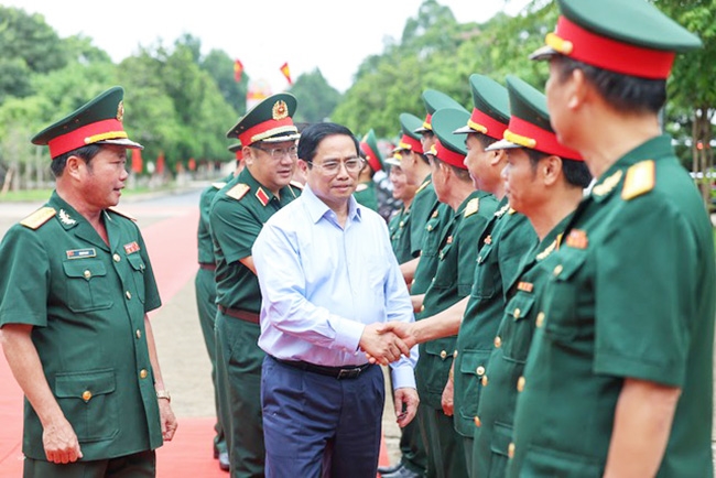 Thủ tướng đánh giá cao những kết quả mà Bộ Chỉ huy Quân sự tỉnh Đắk Lắk đã đạt được trong thời gian qua. (Ảnh: VGP/Nhật Bắc)
