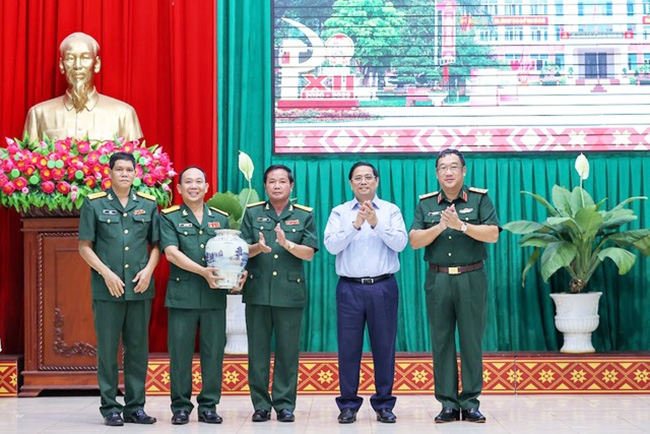 Thủ tướng tặng quà Bộ Chỉ huy Quân sự tỉnh Đắk Lắk. (Ảnh: VGP/Nhật Bắc)