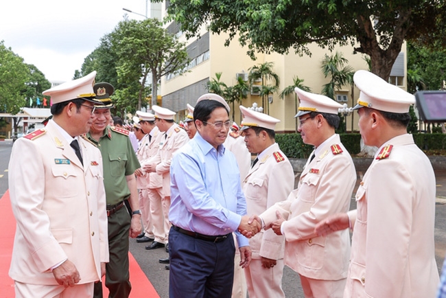 Thủ tướng Chính phủ Phạm Minh Chính đã tới thăm, làm việc, động viên cán bộ, chiến sĩ Công an tỉnh Đắk Lắk. (Ảnh VGP/Nhật Bắc)