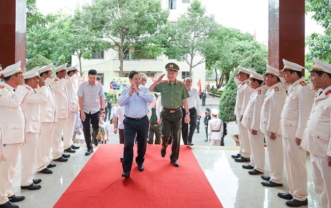 Cùng đi với Thủ tướng Chính phủ có Đại tướng Tô Lâm, Ủy viên Bộ Chính trị, Bộ trưởng Bộ Công an. (Ảnh: VGP/Nhật Bắc)