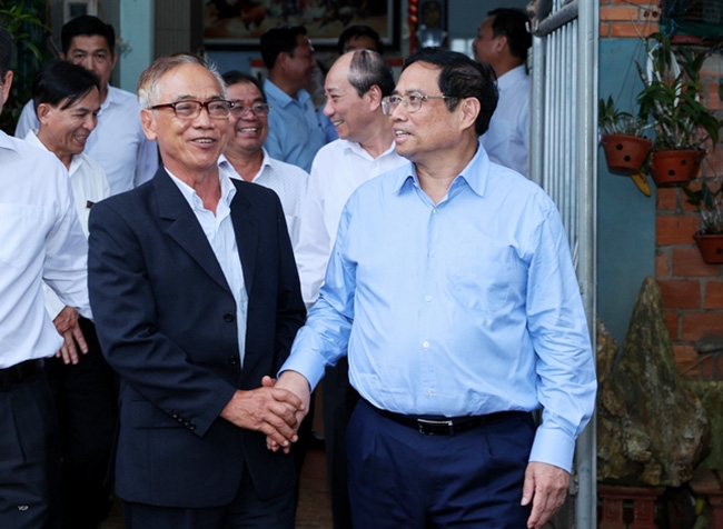 Thủ tướng Phạm Minh Chính đã thăm gia đình thương binh Nguyễn Quỳnh. (Ảnh VGP/Nhật Bắc)