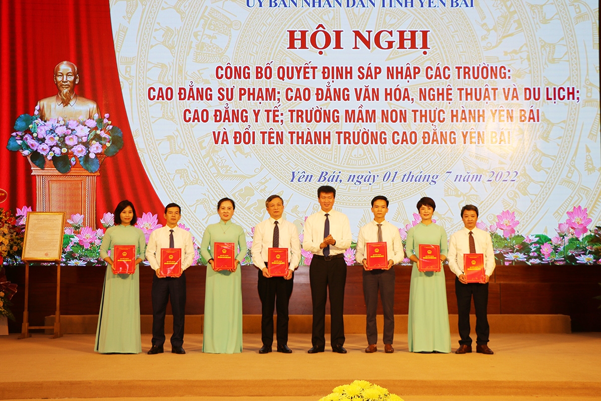 Chủ tịch UBND tỉnh Yên Bái Trần Huy Tuấn trao các quyết định về nhân sự trường Cao đẳng Yên Bái