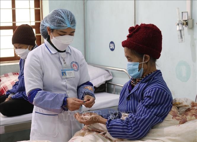 Bác sỹ Bệnh viện Phổi Lạng Sơn chăm sóc, cấp thuốc cho bệnh nhân nhiễm lao. Ảnh: Nguyễn Quang Duy/TTXVN