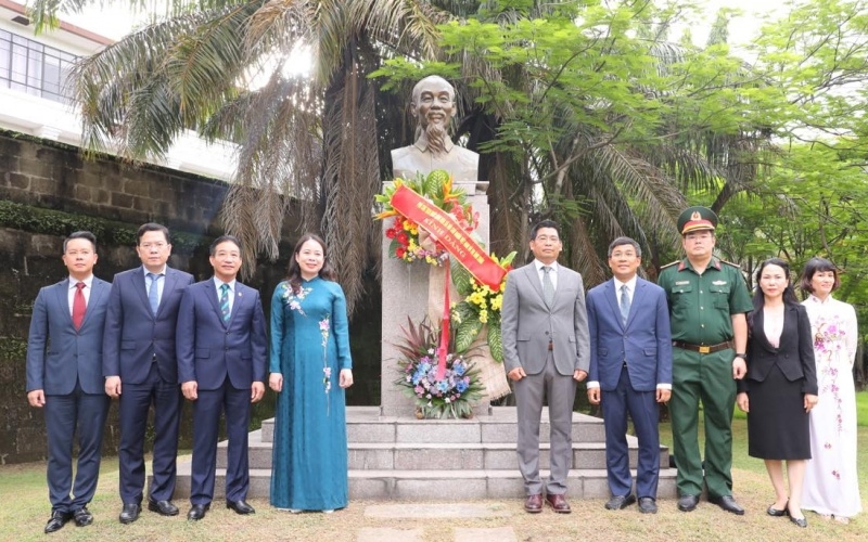 Phó Chủ tịch nước dâng hoa tại Tượng đài Chủ tịch Hồ Chí Minh.