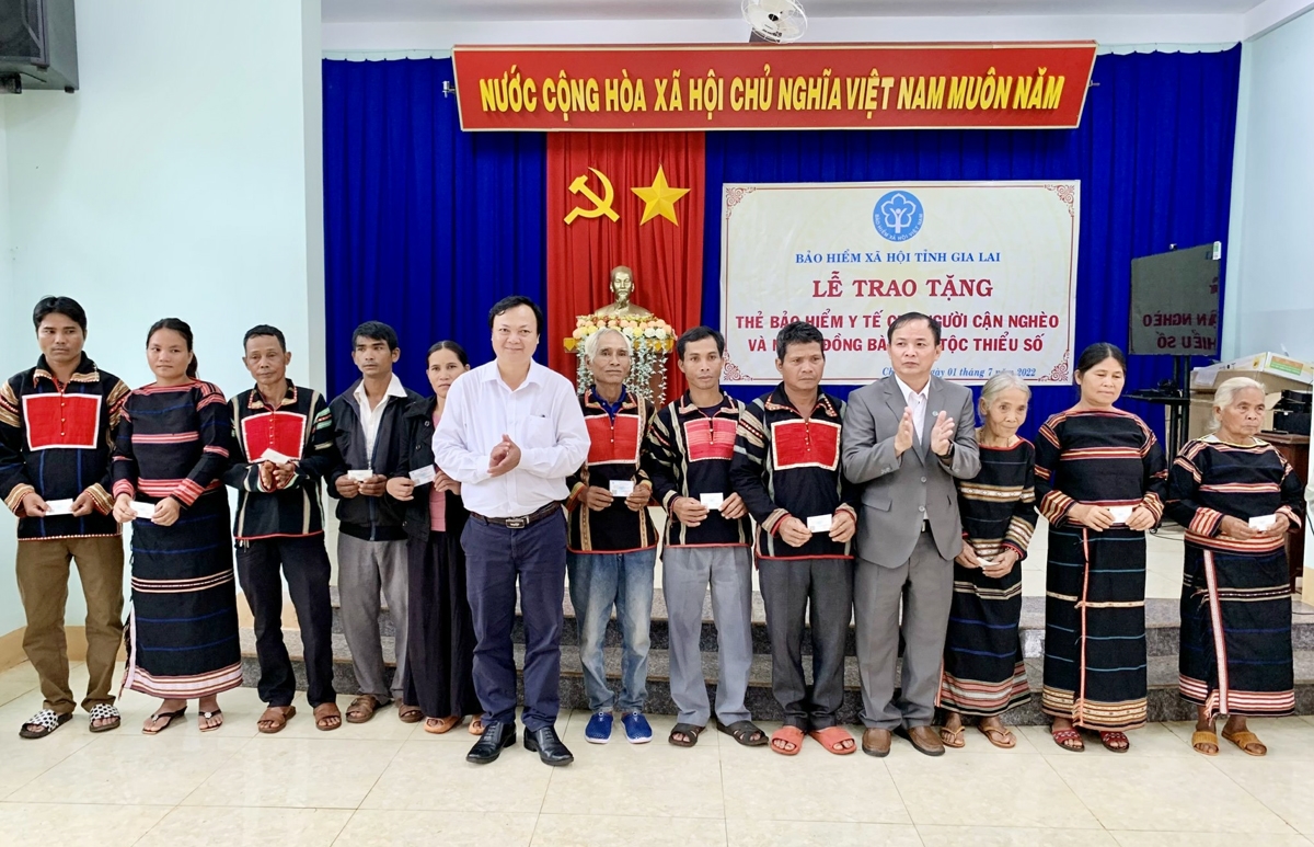 BHXH tỉnh Gia Lai trao tặng hơn 2.600 thẻ BHYT cho đồng bào DTTS từ nguồn ủng hộ của Đảng ủy Khối các cơ quan và doanh nghiệp tỉnh Gia Lai