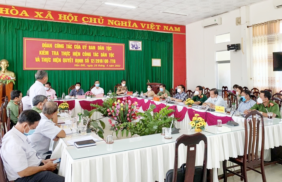 Đoàn công tác của Ủy ban Dân tộc kiểm tra thực hiện chính sách cho Người có uy tín tại huyện Hòn Đất, tỉnh Kiên Giang