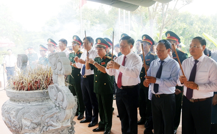 Trưởng Ban Tuyên giáo Trung ương Nguyễn Trọng Nghĩa cùng đại biểu dự lễ dâng hương tưởng nhớ các Anh hùng, Liệt sĩ Trạm thông tin A69