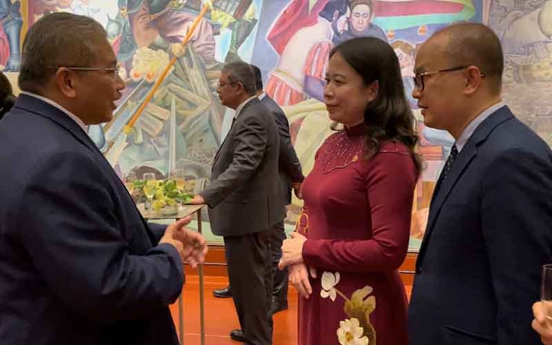 Phó Chủ tịch nước Võ Thị Ánh Xuân trao đổi với Bộ trưởng Ngoại giao Brunei Dato Erywan Yusof.
