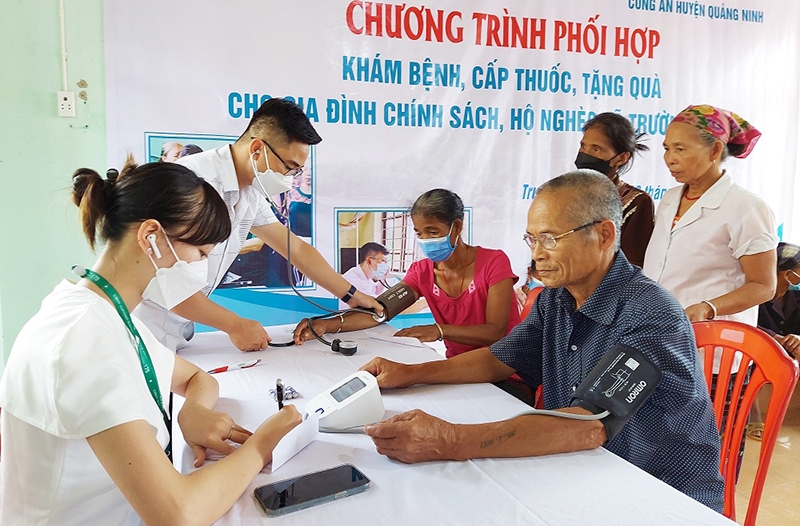 Y, bác sĩ đang khám sang lọc và cấp phát thuốc miễn phí cho đồng bào Bru Vân Kiều ở xã Trường Xuân
