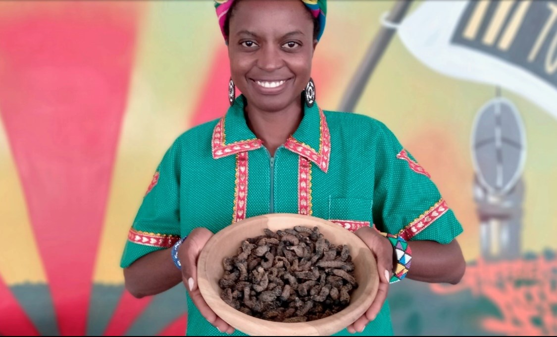 Kỹ sư hóa học người Nam Phi Wendy Vesela đã tìm ra cách chế biến biến côn trùng thành thức ăn vặt. Ảnh: dailymaverick