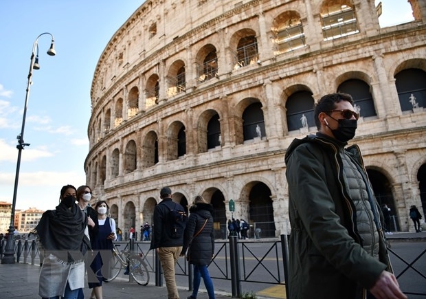 Người dân đeo khẩu trang phòng lây nhiễm COVID-19 tại Rome, Italy. (Ảnh: THX/TTXVN)